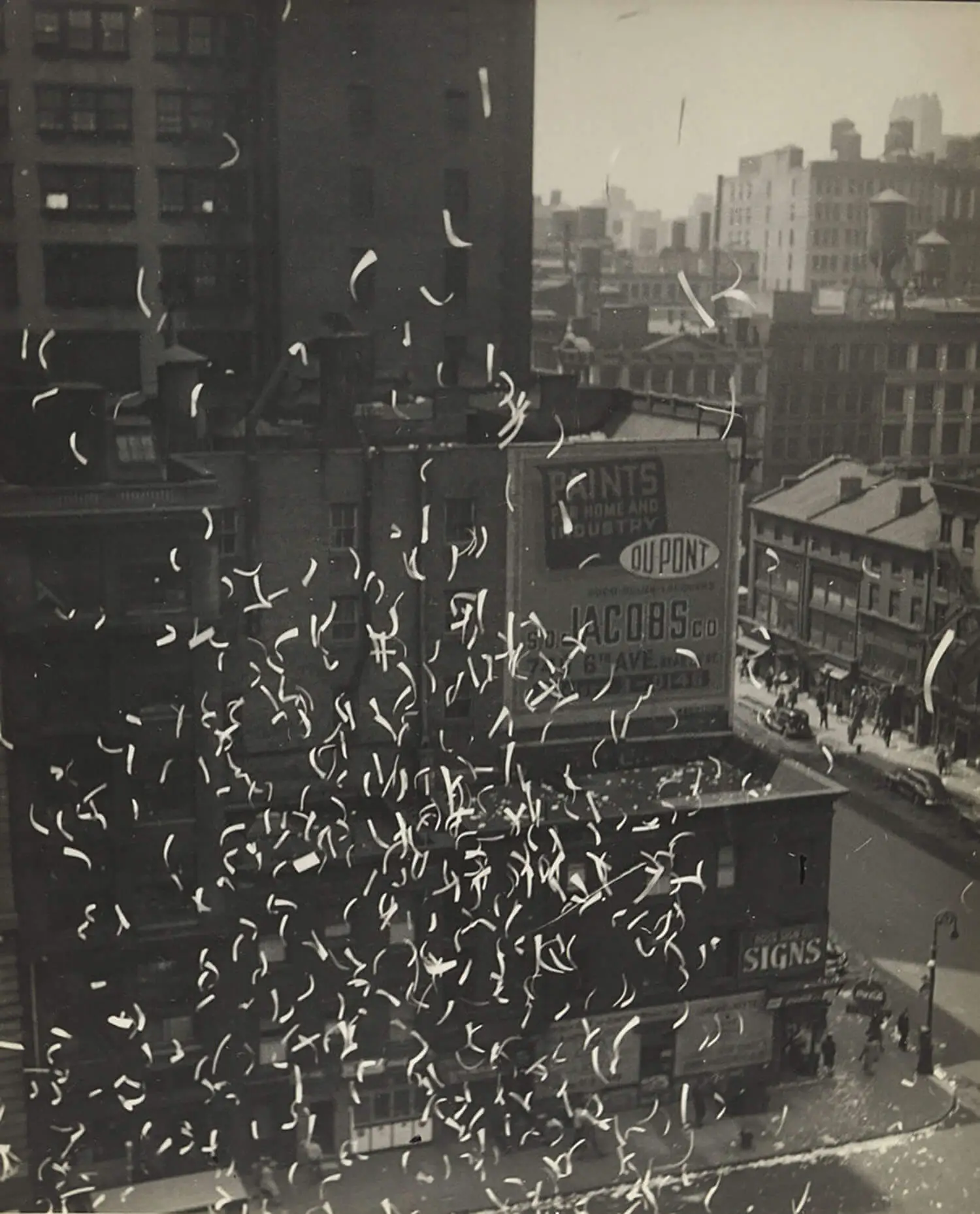 Robert Haas: Jubel über das Ende des Zweiten Weltkriegs in New York, Ecke Broadway/25th Street, 1945, Wien Museum