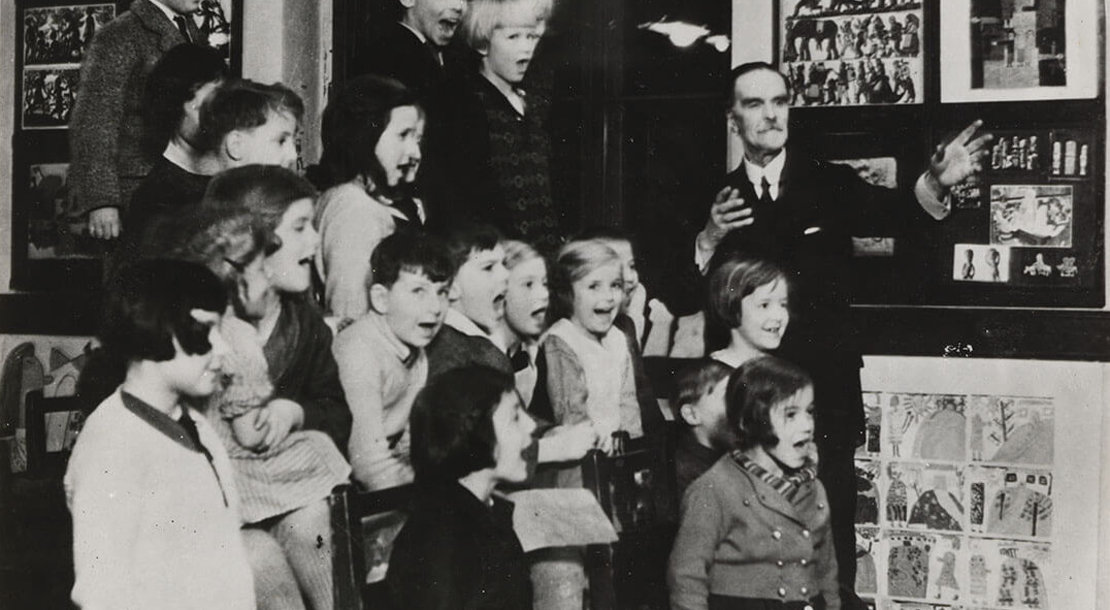 Franz Čižek mit Kindern der Jugendkunstklasse, Fotografie von Rudolf Johann Bohl, 1934, Wien Museum 