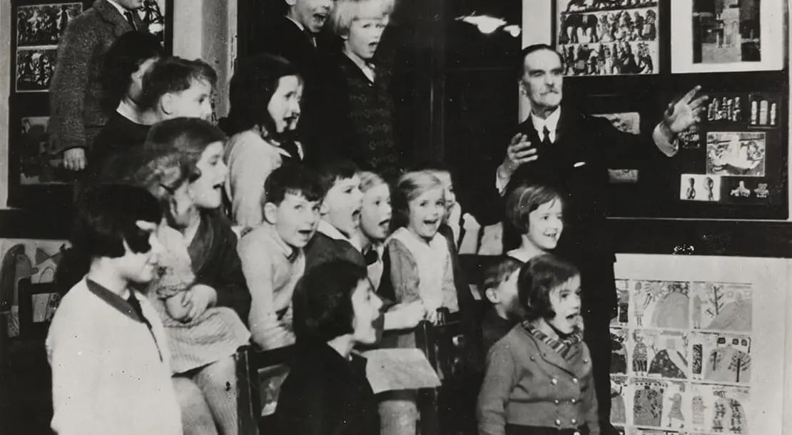 Franz Čižek mit Kindern der Jugendkunstklasse, Fotografie von Rudolf Johann Bohl, 1934, Wien Museum  