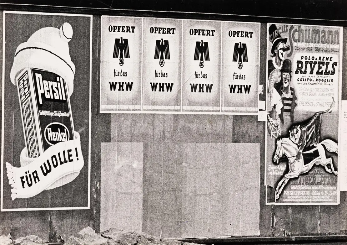 Plakatwand mit NS-Propaganda für das Winterhilfswerk, Fotografie, anonym, 1939, Wien Museum, Inv. Nr. 224016