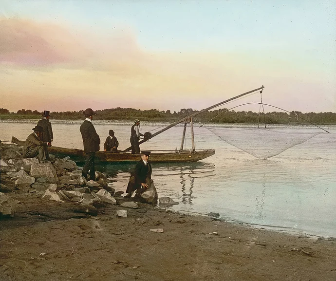 Fischer am Praterspitz mit einer sogenannten Krandaubel, um 1910. Foto: Österreichisches Volkshochschularchiv, Wien. Lichtbildersammlung Urania