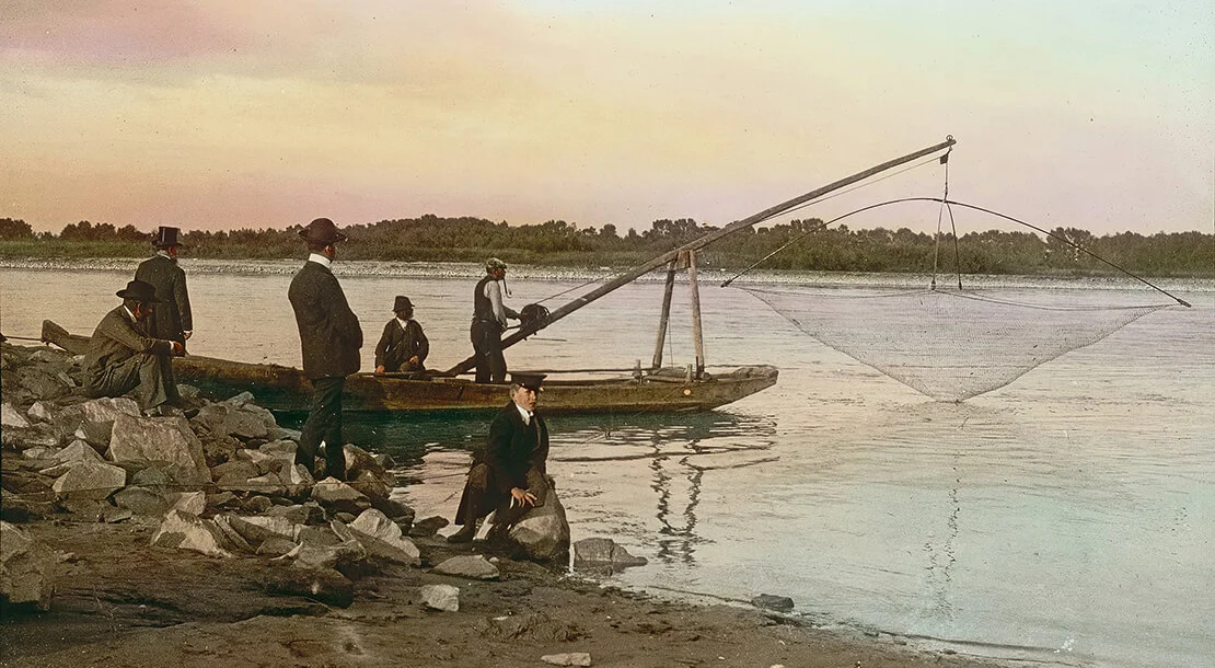 Fischer am Praterspitz mit einer sogenannten Krandaubel, um 1910. Foto: Österreichisches Volkshochschularchiv, Wien. Lichtbildersammlung Urania  