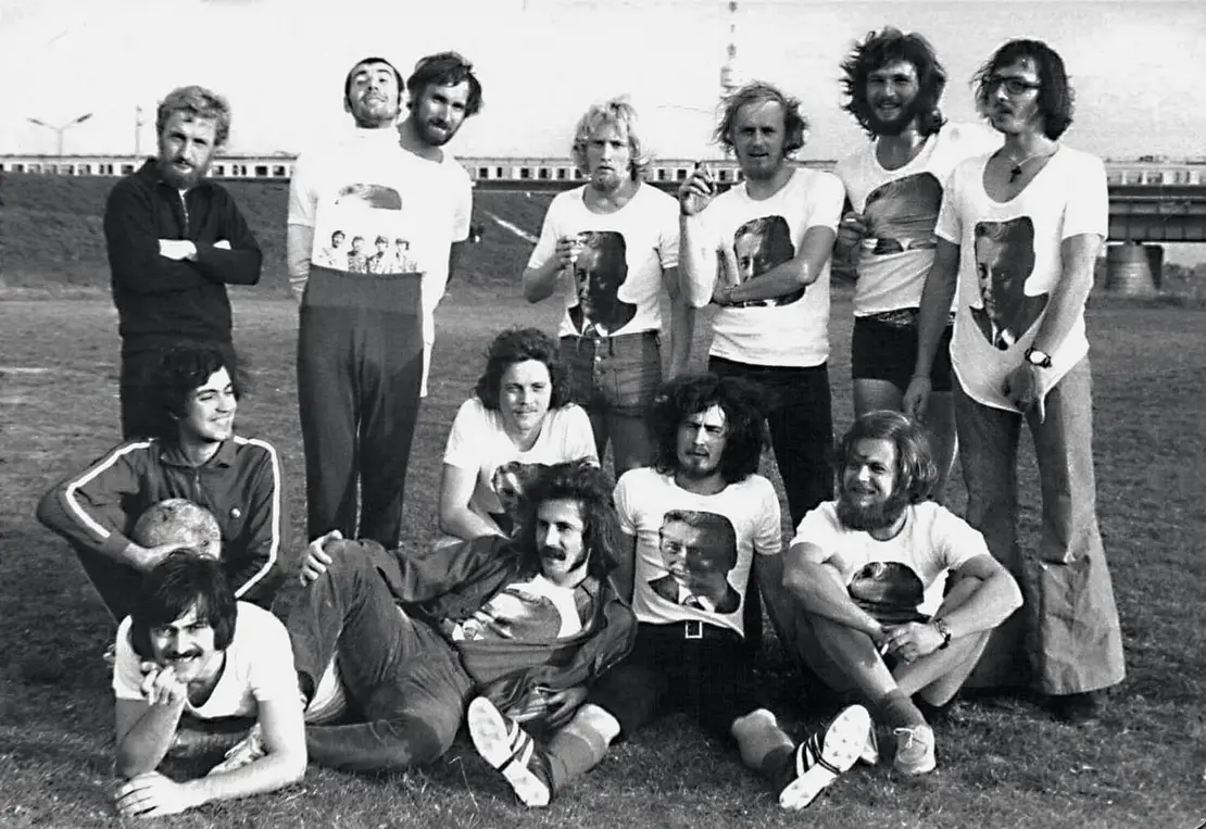 Willi Resetarits (Zweiter v. l.) spielte in den 1970er Jahren mit seinen Musikerkollegen Erich Meixner, Norbert Niedermayr, Erich Demmer, Günter Grosslerchernund Fredi Rubatschek regelmäßig Fußball auf der Donauwiese. Sie tragen Leopold-­Gratz­-Leiberln aus dem Wien­-Wahlkampf von 1973. Foto: Herbert Foigl  