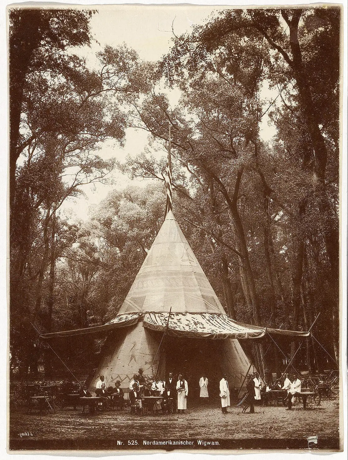 Nordamerikanischer Wigwam inklusive Cocktail-Service, Foto: Josef Löwy/Wiener Photographen-Association, Wien Museum