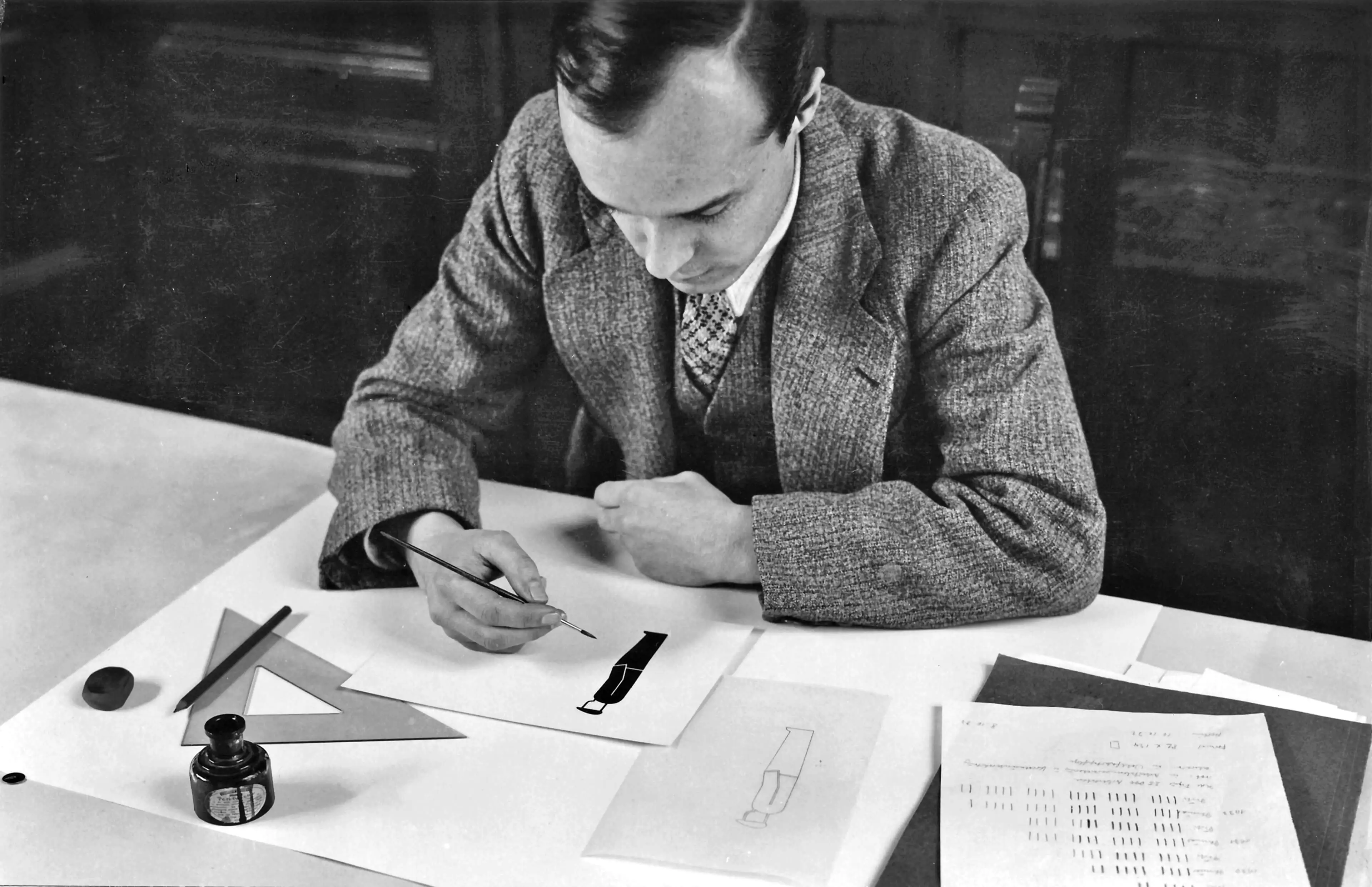 Gerd Arntz bei der Arbeit am Piktogramm „Arbeitsloser“, ca. 1932, Foto: vermutlich Walter Pfitzner, Otto and Marie Neurath Isotype Collection, University of Reading  