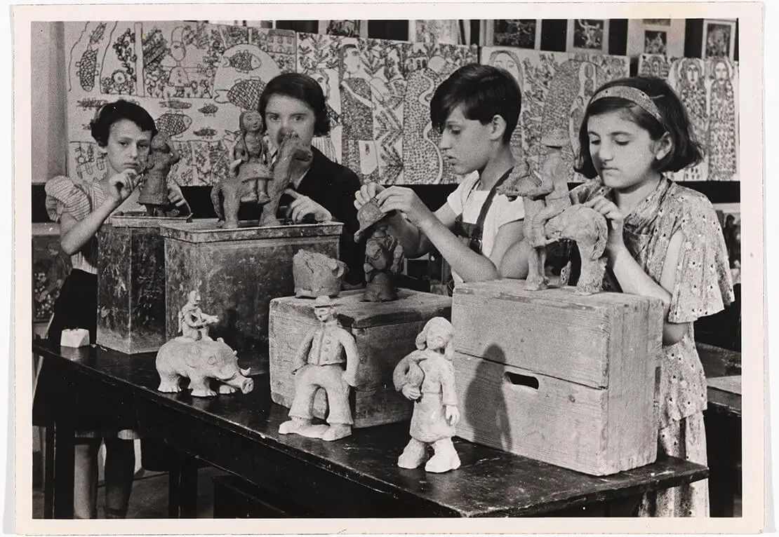 Kinder der Jugendkunstklasse modellieren mit Gips, anonyme Fotografie, um 1930, Wien Museum  