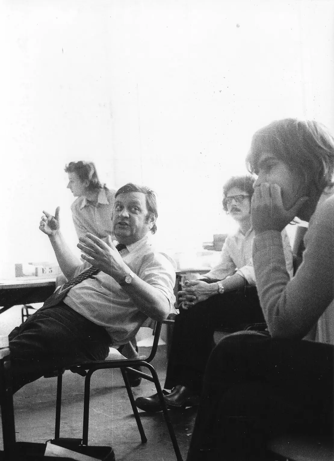 Karl Schwanzer mit Studierenden bei Korrekturen an der Technischen Hochschule Wien, 1969, Foto: Wien Museum / Karl Schwanzer-Archiv  