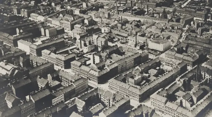 Luftaufnahme des 16. Bezirks (vom Zeppelin aus fotografiert), Ausschnitt aus einer Ansichtskarte der Brüder Kohn, 1913, Wien Museum