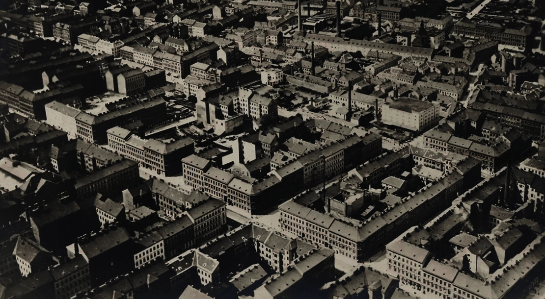 Luftaufnahme des 16. Bezirks (vom Zeppelin aus fotografiert), Ausschnitt aus einer Ansichtskarte der Brüder Kohn, 1913, Wien Museum 