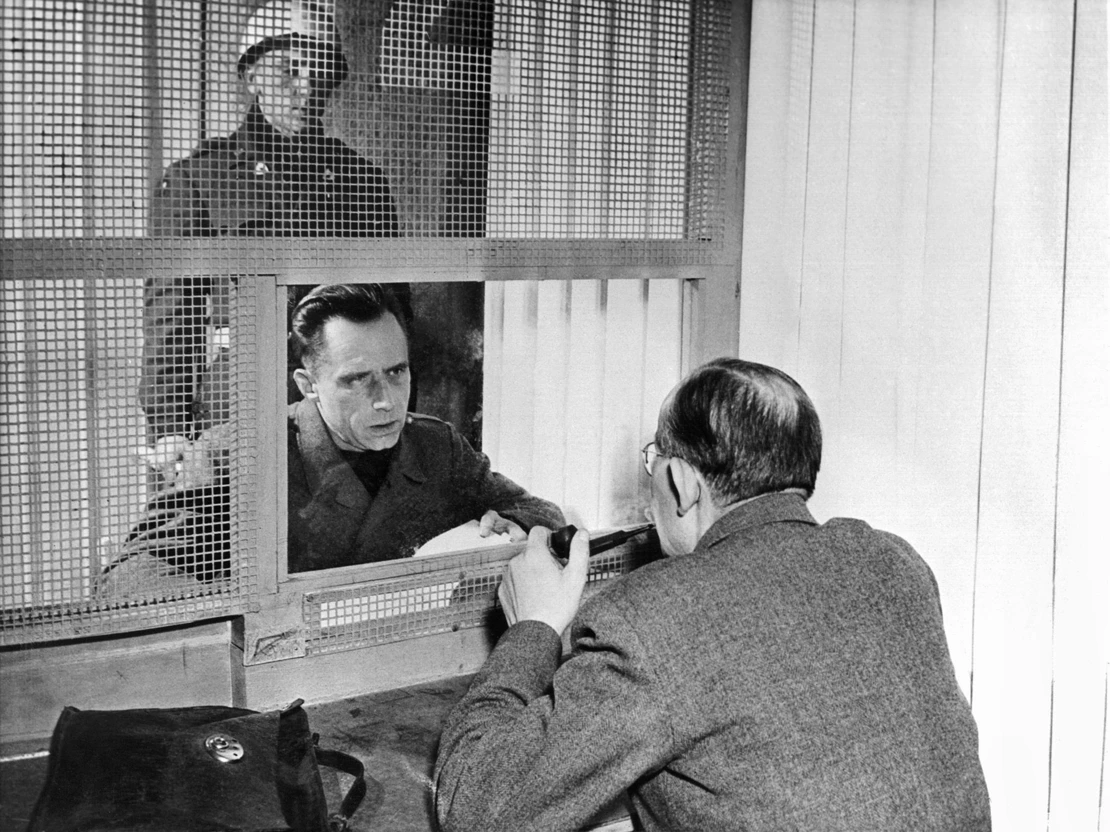 Der österreichische Internist Wilhelm Beiglböck wurde wegen seiner sog. Meerwasserversuche im KZ Dachau angeklagt. Hier im Gespräch mit seinem Anwalt Gustav Steinbauer, Dezember 1946. Foto: dpa / dpa Picture Alliance / picturedesk.com  