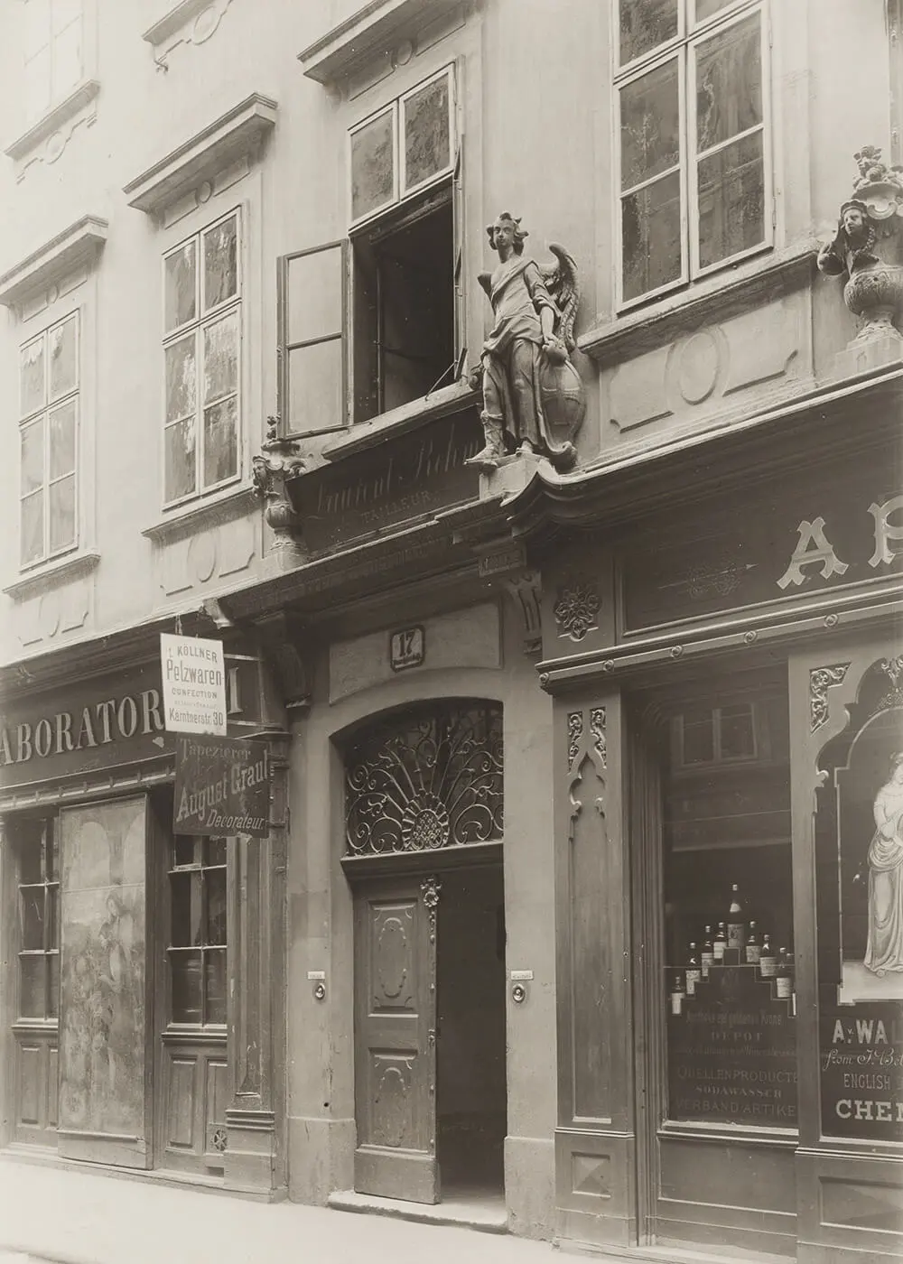 Himmelfportgasse 17, Fotografie von Albert Wimmer, um 1897, Wien Museum. Links des Hauseingangs das Geschäftsschild, rechts davon die Darstellung einer Hygiea.  