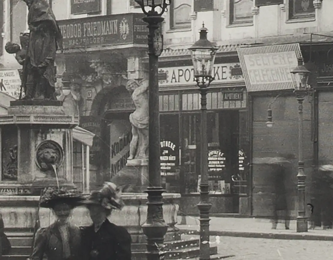Bruno Reiffenstein: Der alte Trattnerhof am Graben, Fotografie, um 1910, Ausschnitt mit der Apotheke zum schwarzen Bären, Wien Museum  