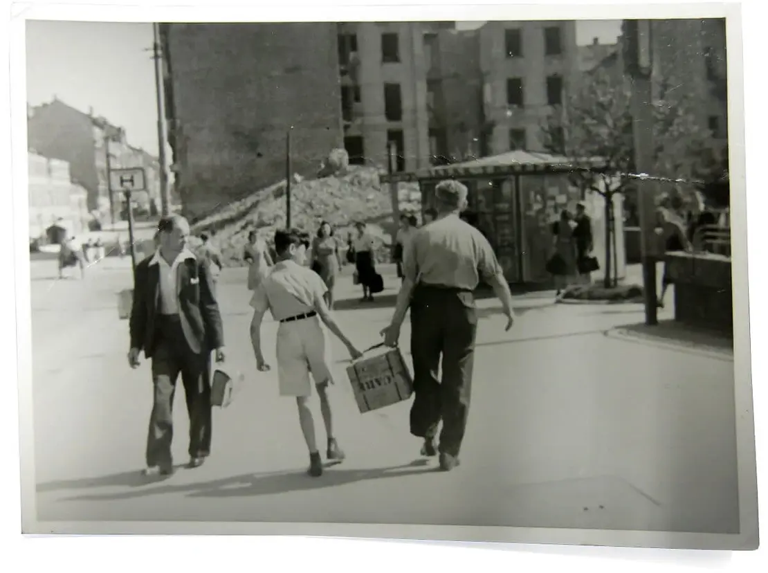Zwei Personen mit einem CARE-Paket, um 1950, Wien Museum  