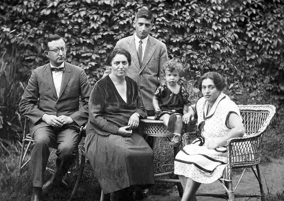 V.l.: Lores Vater Igo Groszmann, Rosa und Paul Stern, Lore und ihre Mutter Franzi Groszmann, 1929, © Lore Segal