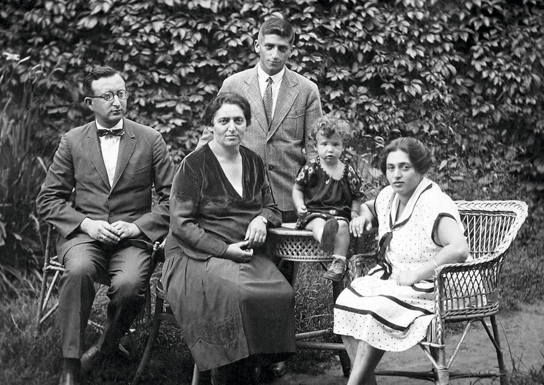 V.l.: Lores Vater Igo Groszmann, Rosa und Paul Stern, Lore und ihre Mutter Franzi Groszmann, 1929, © Lore Segal 