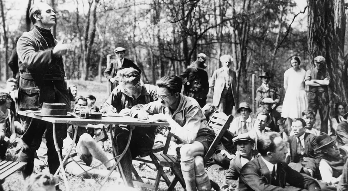 Der erste Vagabundenkongress in Stuttgart, 1929, bei dem sich auf Initiative des Schriftstellers Gregor Gog rund 300 Nicht-Sesshafte trafen. Als Redner ist hier der Maler Hans Tombrock zu sehen, akg-images / picturedesk.com  