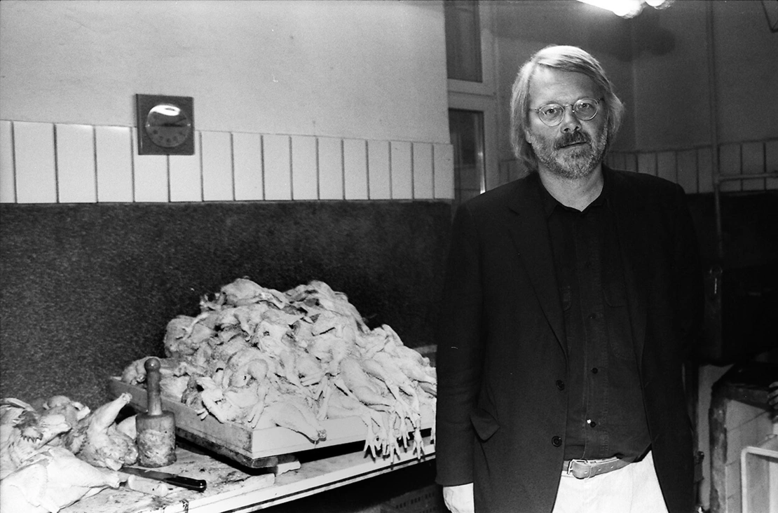Gerhard Roth in einer koscheren Fleischerei in der Leopoldstadt, 1995. Foto: Martin Vukovits