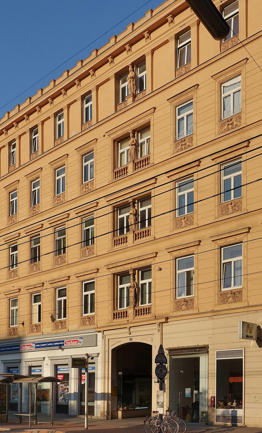 Karyatiden an der Fassade des ehemaligen Grand Hotel National in der Taborstraße, Foto: Benjamin von Radom 