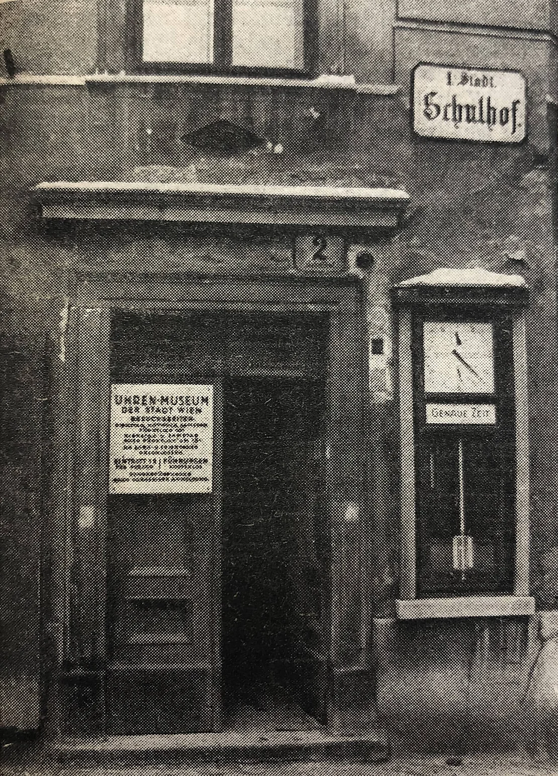 Der Regulator zurück in seinem Gehäuse. ANON, Vom Zappler zur Rathausuhr. Ein Rundgang durch das einzige öffentliche Uhrenmuseum, Jg. 54, Nr. 17, Amtsblatt der Stadt Wien 26.02.1949  