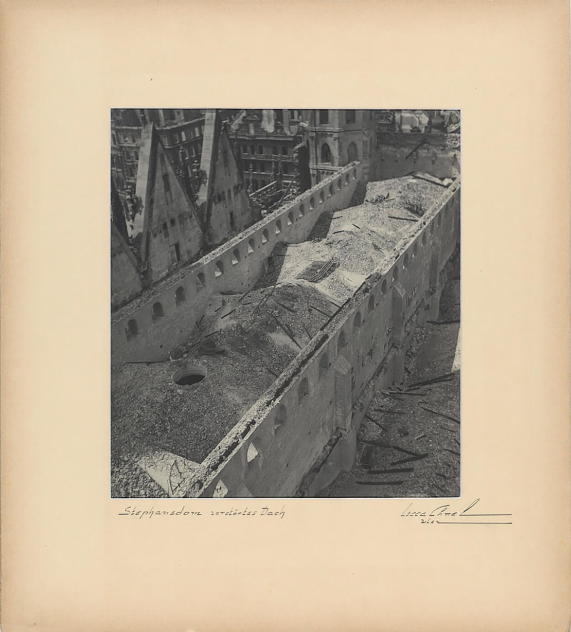 Lucca Chmel: „Stephansdom zerstörtes Dach", Gewölbe diagonal, 1945, Wien Museum 
