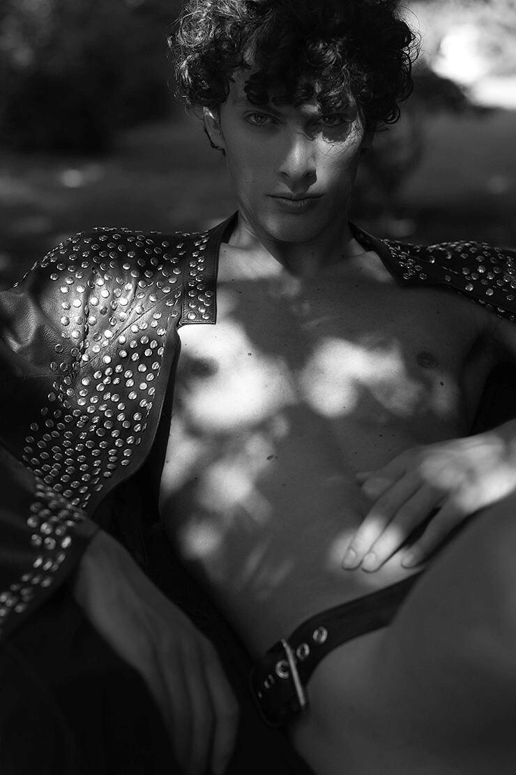 Leder-Cape, Tiberius Fledermaus Life Ball Stylebible (Thema Operette), 2006. Designer Marcos Valenzuela sah in der Fledermaus eine dunkle Heldenfigur, das Lederstück ist mit silbernen Nieten bestückt. Foto: Andrea Diglas  