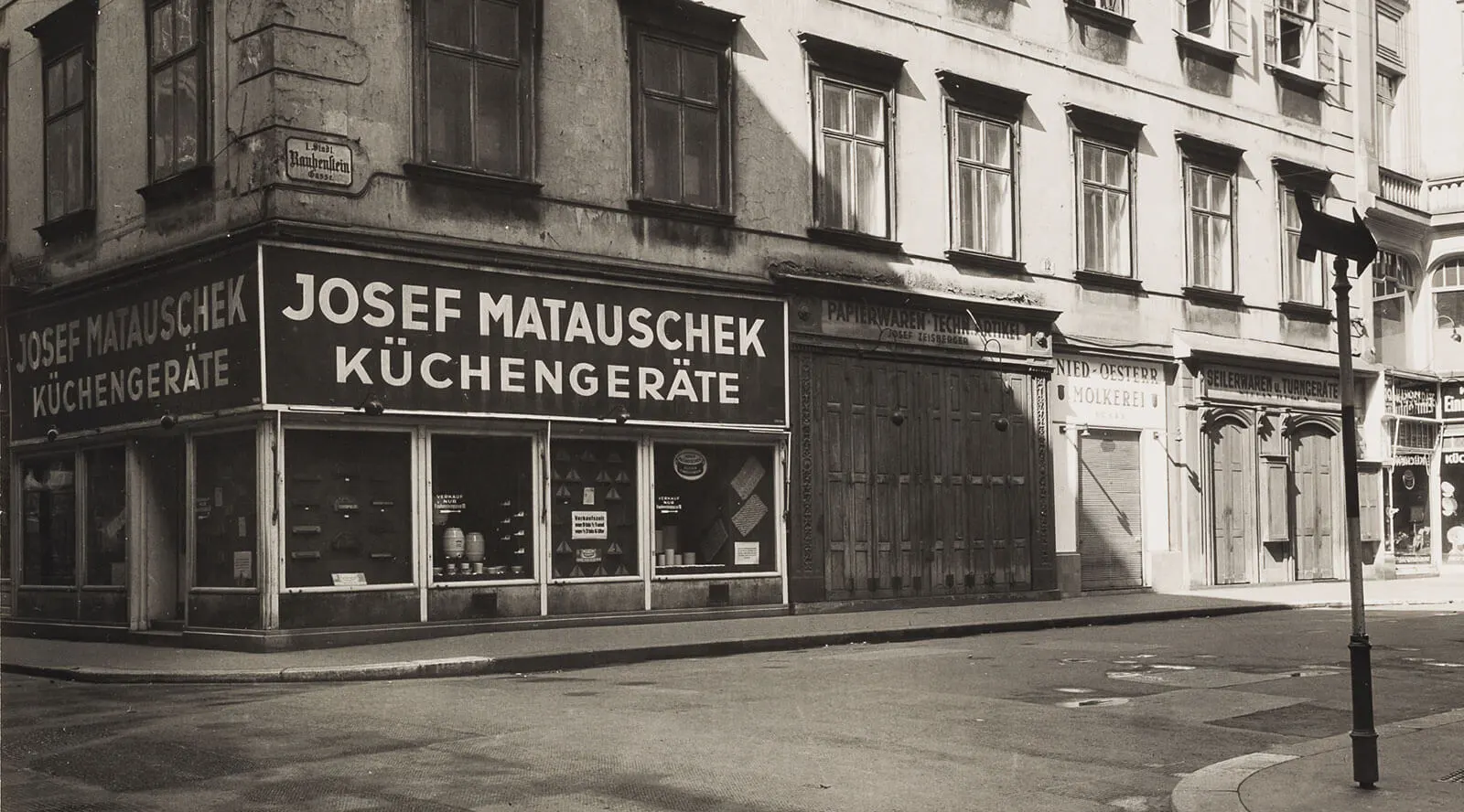 Haushaltswarengeschäft Josef Matauschek, Rauhensteingasse 12, 1010 Wien, Foto: Bruno Reiffenstein, 1942, Wien Museum  