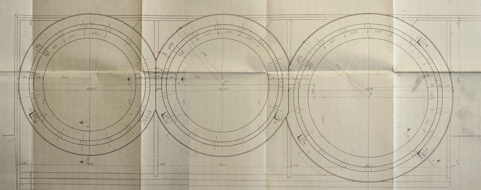 Die Öltanks der Nitag sollten durch Mauern mit rundem Querschnitt geschützt werden. IMI aus dem Lager K 2 hatten bereits Arbeiten daran geleistet. Nach dem Luftangriff vom 7. Oktober 1944 stellte man aber den Betrieb dieser Anlage ein. Quelle: WStLA   