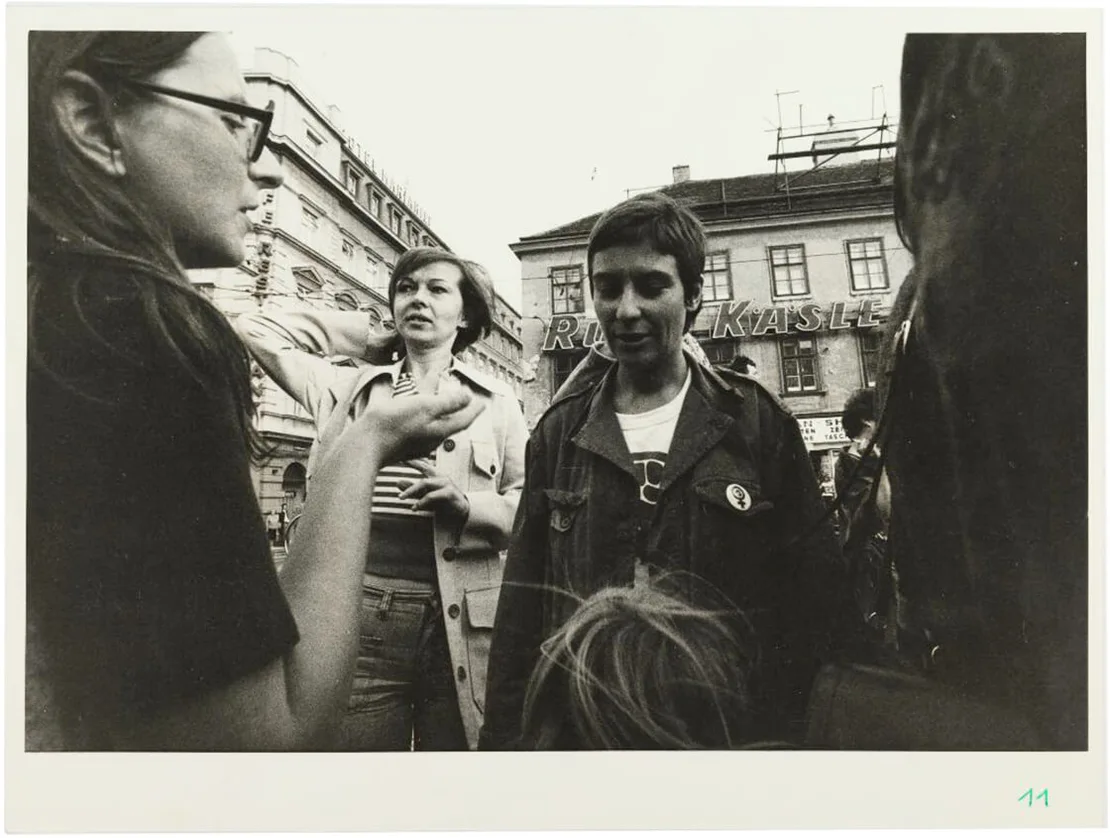 Erica Fischer (Mitte rechts) bei einer Demonstration gegen das chilenische Regime, links daneben Burgi Hirsch. September 1975, Foto: Peter Hirsch, Wien Museum, Inv.-Nr. 300237/4  