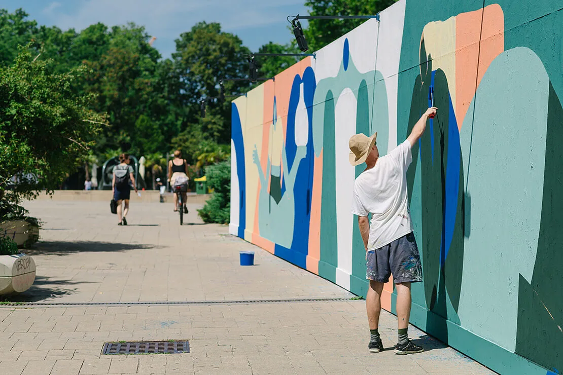 Friend bei der Arbeit für die Ausstellung „Urban Natures“ am Bauzaun, Foto: Klaus Pichler  