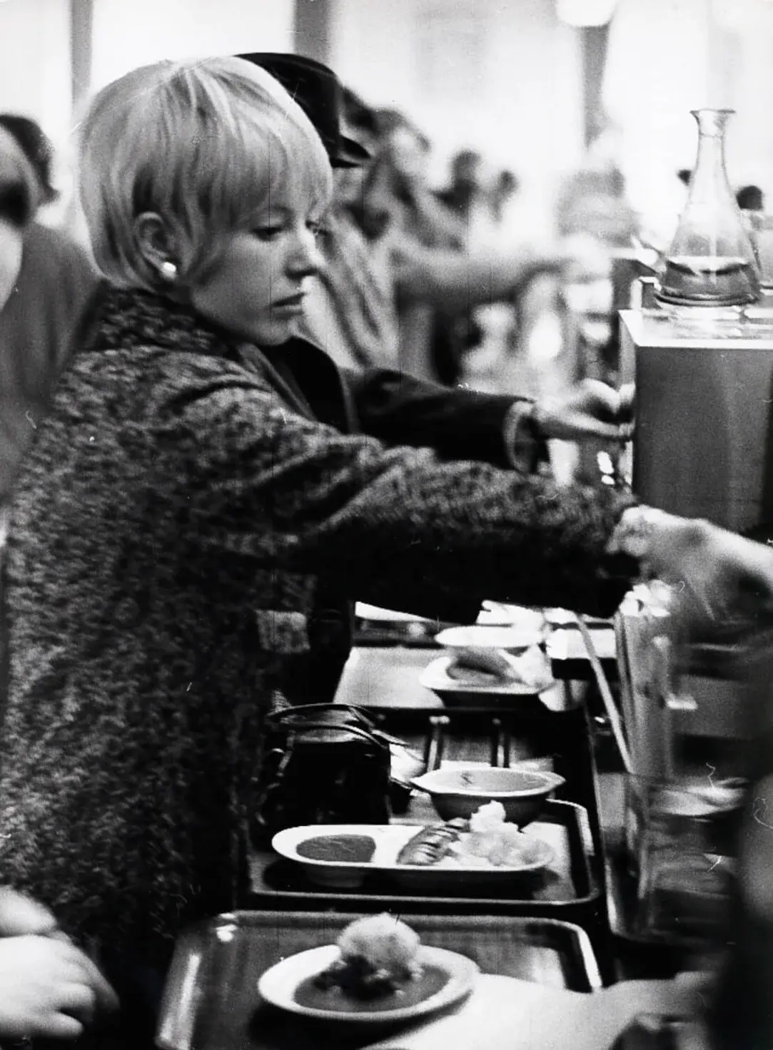 Selbstbedienungsanlage einer WÖK-Filiale, Fotografie vermutlich 1960er Jahre
