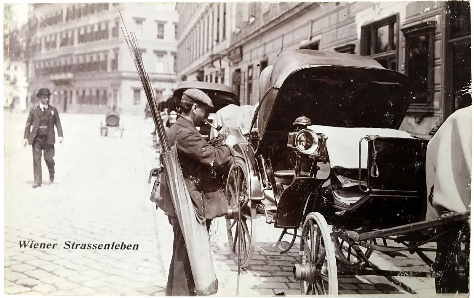 Anonyme:r Fotograf:in, Peitschenmacher, in der Ansichtskartenserie „Wiener Straßenleben", 1906/07, Glanzkollodiumpapier, Wien Museum