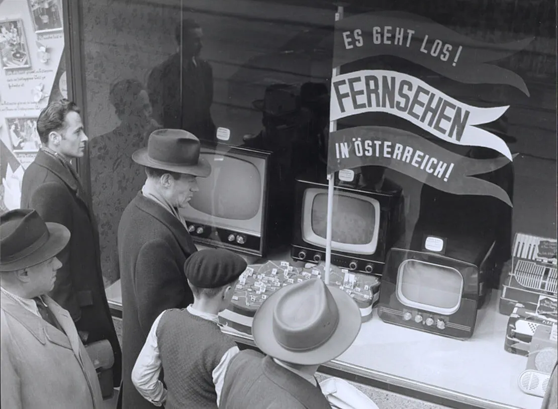 Passanten vor einer Geschäftsauslage mit Fernsehapparaten, 1955, Wien Museum