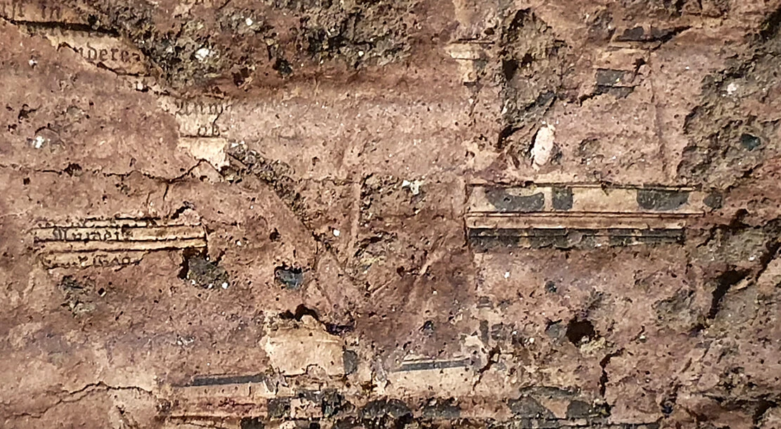 Druckschriften in situ: verschüttet, nicht gestapelt. Foto: Constance Litschauer, Stadtarchäologie Wien  