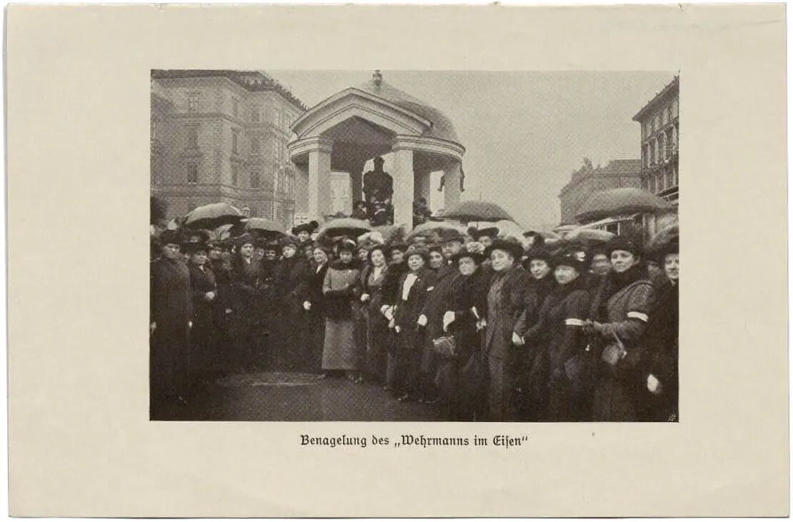 Seite aus der Broschüre „Die Frauen-Hilfsaktion Wien“: „Benagelung des ´Wehrmanns im Eisen´“, 1916, Wien Museum  