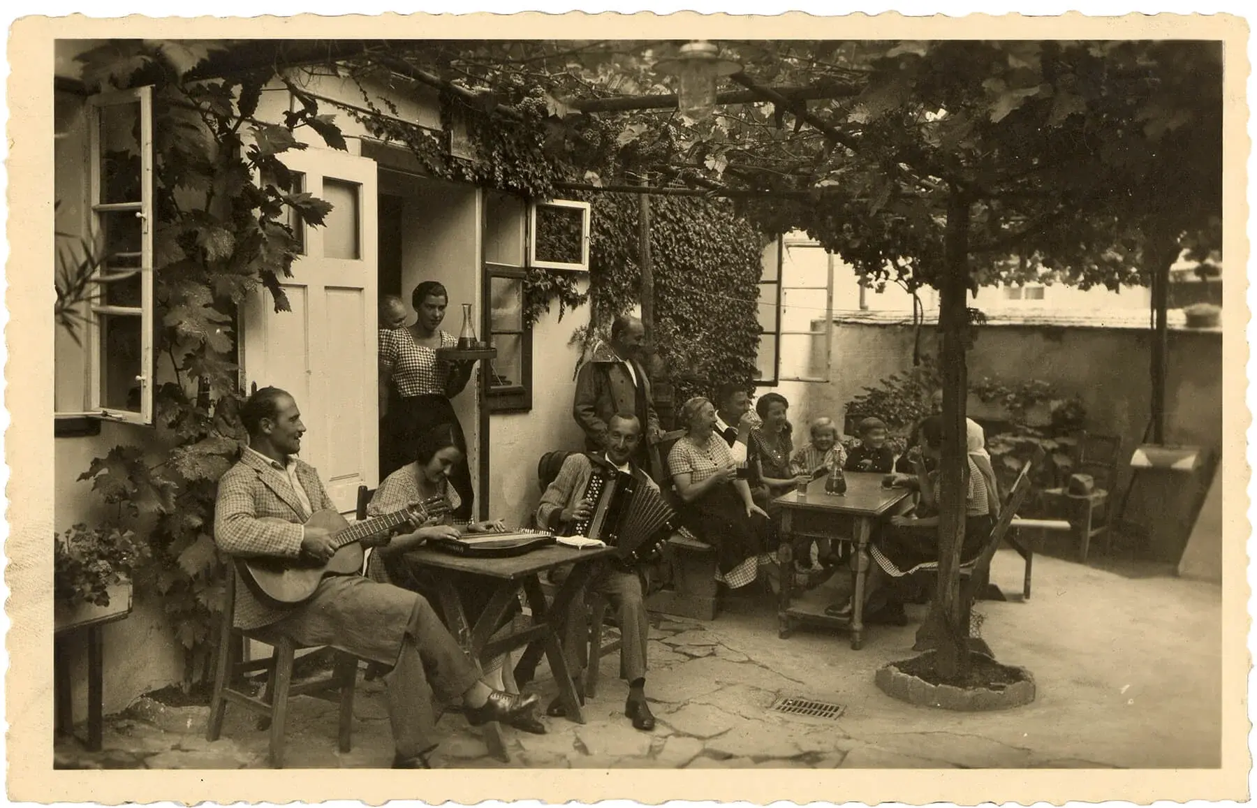 „Der Wiener Heurige“, Postkarte, um 1930, Wien Museum