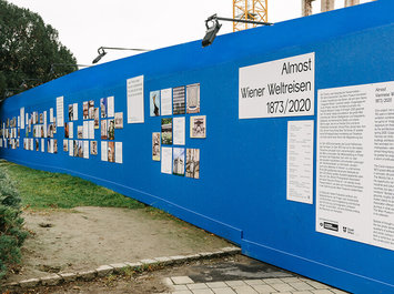 „Almost“ Ausstellung am Bauzaun
