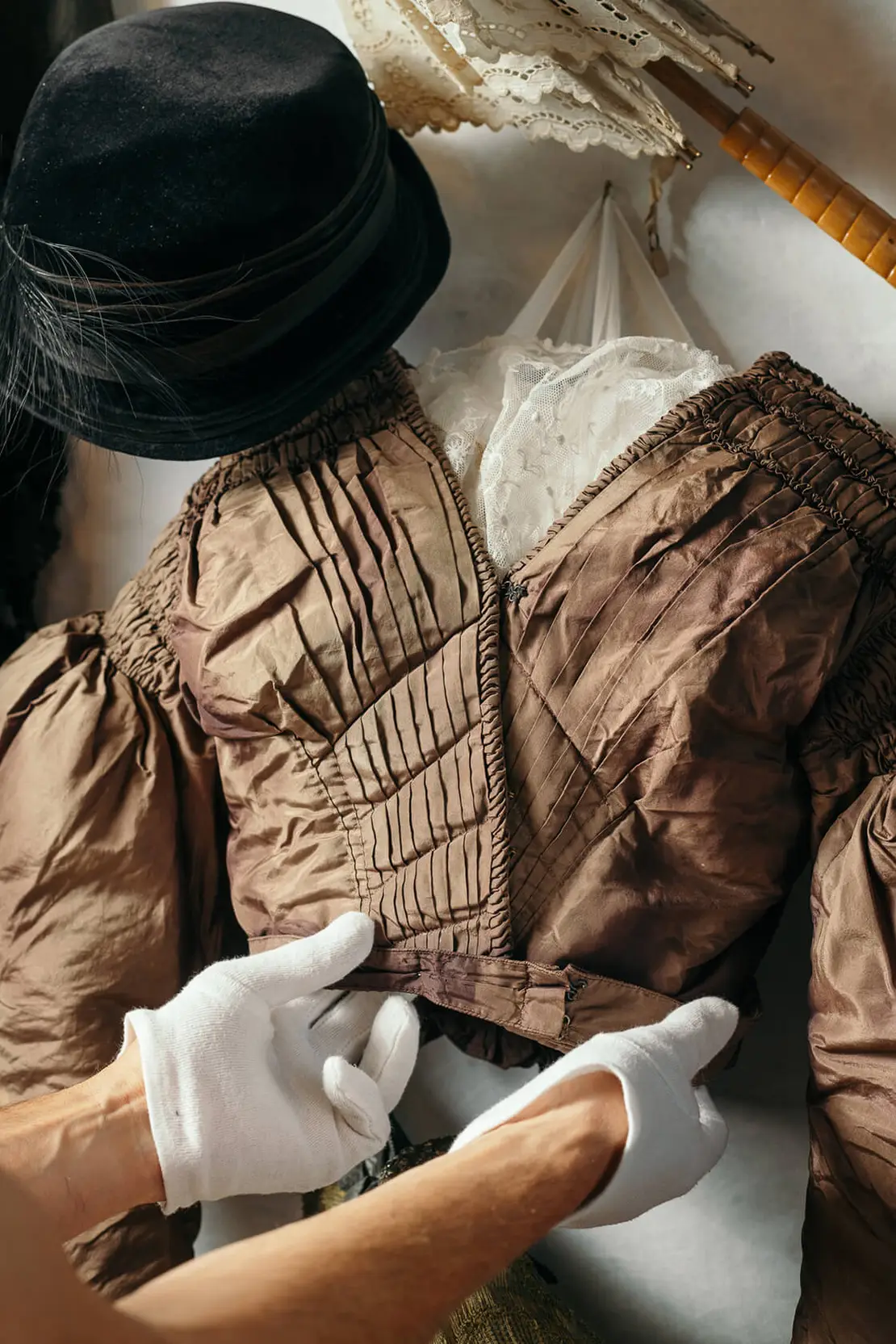 Die Sammlung des Bezirksmuseums Liesing enthält besonders viele textile Objekte, daher wurde es als erster Standort für das Depotprojekt ausgewählt.  