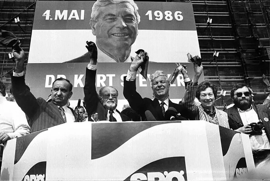 Maifeier am Rathausplatz, 1986 mit Bundeskanzler Fred Sinotwatz, Altkanzler Bruno Kreisky und dem Präsidentschaftskandidaten Kurt Steyrer (v.l.), Foto: Verein für Geschichte der ArbeiterInnenbewegung/Otto Bartel  
