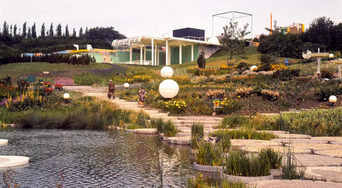 Blick vom Seerosenteich zum Utopischen Garten, 1974, Votava / brandstaetter images / picturedesk.com