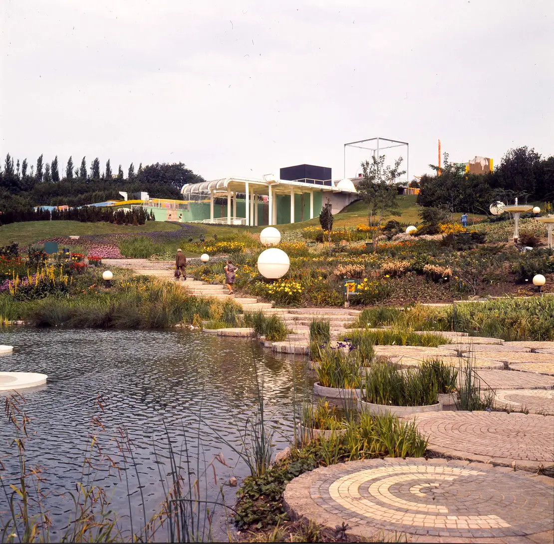 Blick vom Seerosenteich zum Utopischen Garten, 1974, Votava / brandstaetter images / picturedesk.com