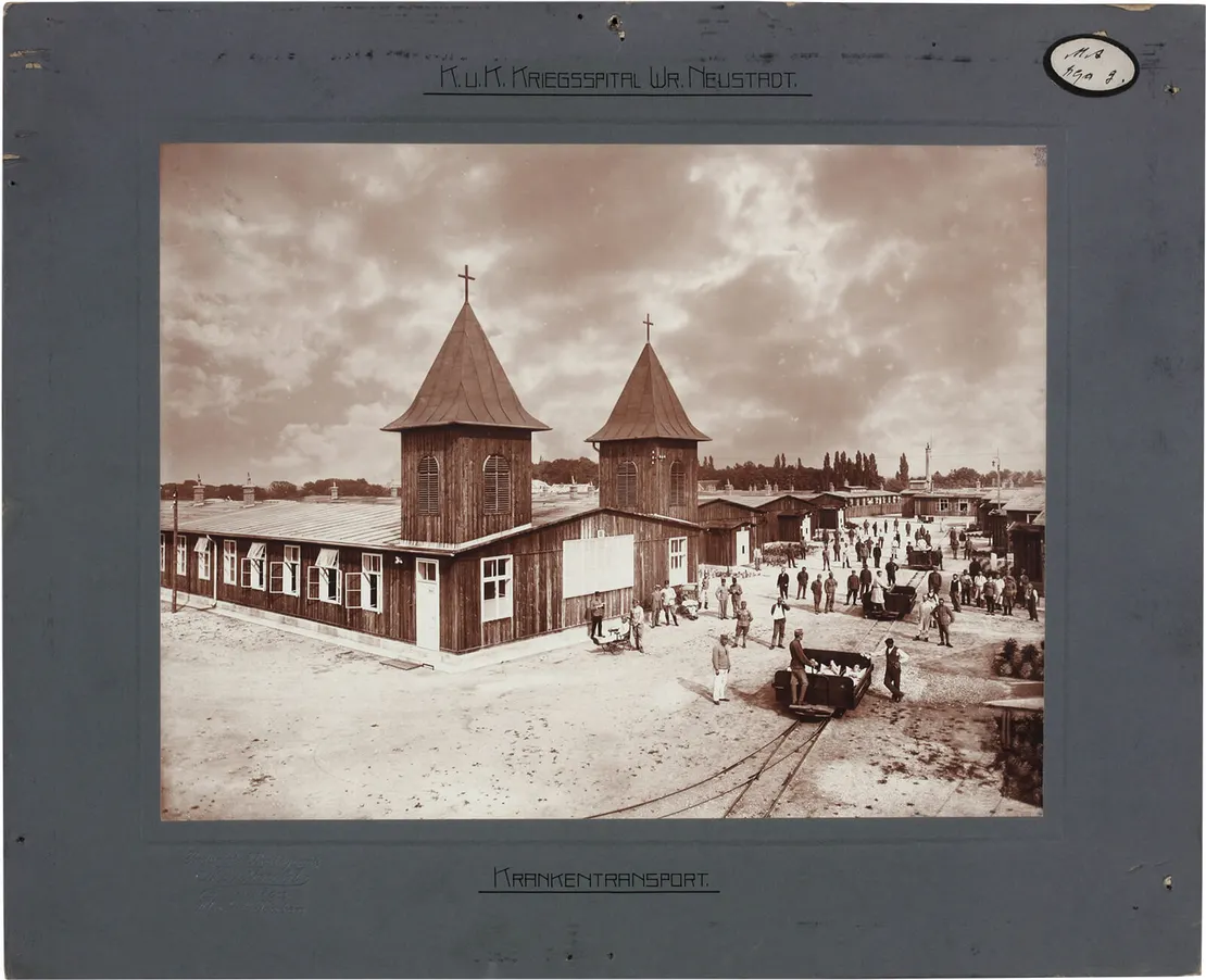Krankentransport vor der Kirche im Kriegsspital Wiener Neustadt, 1916, Technisches Museum Wien, Archiv  