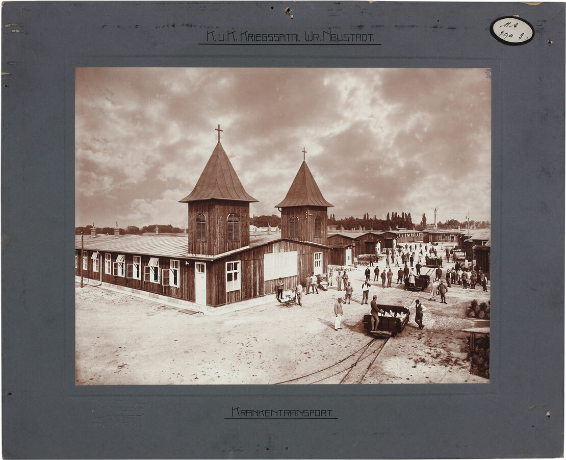 Krankentransport vor der Kirche im Kriegsspital Wiener Neustadt, 1916, Technisches Museum Wien, Archiv