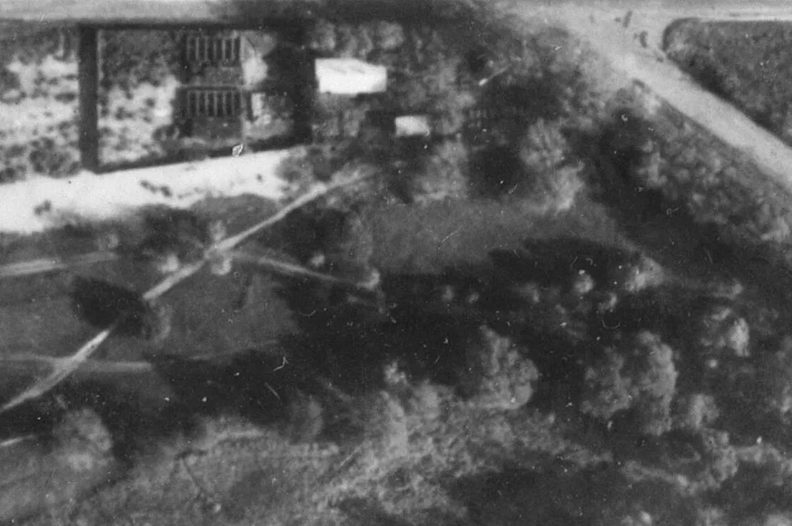 Deutsches Luftbild von Anfang April 1943. Oben links befand sich ein sogenanntes Zisternenlager vermutlich für Öllagerzwecke. Daneben ist das helle Dach des Gasthauses Zauner zu erkennen. In Bildmitte entstand ab Oktober 1943 das Kriegsgefangenenlager K 2. Quelle: WStLA  