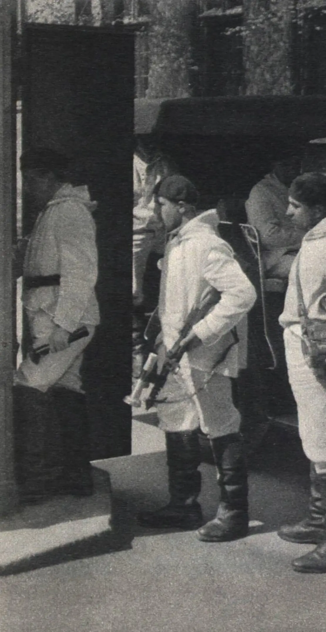 Die Visierlampe am Gewehr ist deutlich zu erkennen. Sie stellte lange vor modernen Ziellasern eine Möglichkeit dar, die Schussgenauigkeit zu erhöhen. Aus: Wiener Magazin, Juli 1936, S. 55, Quelle: ANNO/ÖNB  