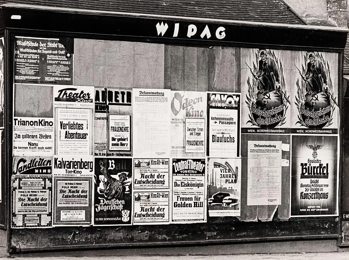 Plakatwand mit NS-Propaganda und Film-Ankündigungen, u.a. von „Der Blaufuchs“ mit Zarah Leander im Savoy Kino, Wien 1939, Wien Museum