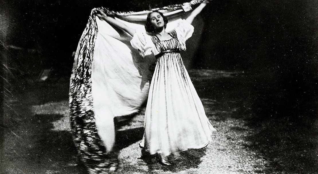 Grete Wiesenthal tanzt (im Kostüm aus „Die Tänzerin und die Marionette“) in Weigl‘s Dreherpark, Wien 1907, Foto: Rudolf Jobst, Wien Museum 