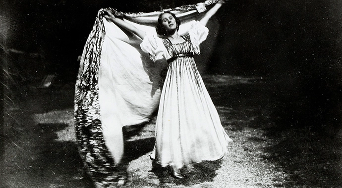 Grete Wiesenthal tanzt (im Kostüm aus „Die Tänzerin und die Marionette“) in Weigl‘s Dreherpark, Wien 1907, Foto: Rudolf Jobst, Wien Museum