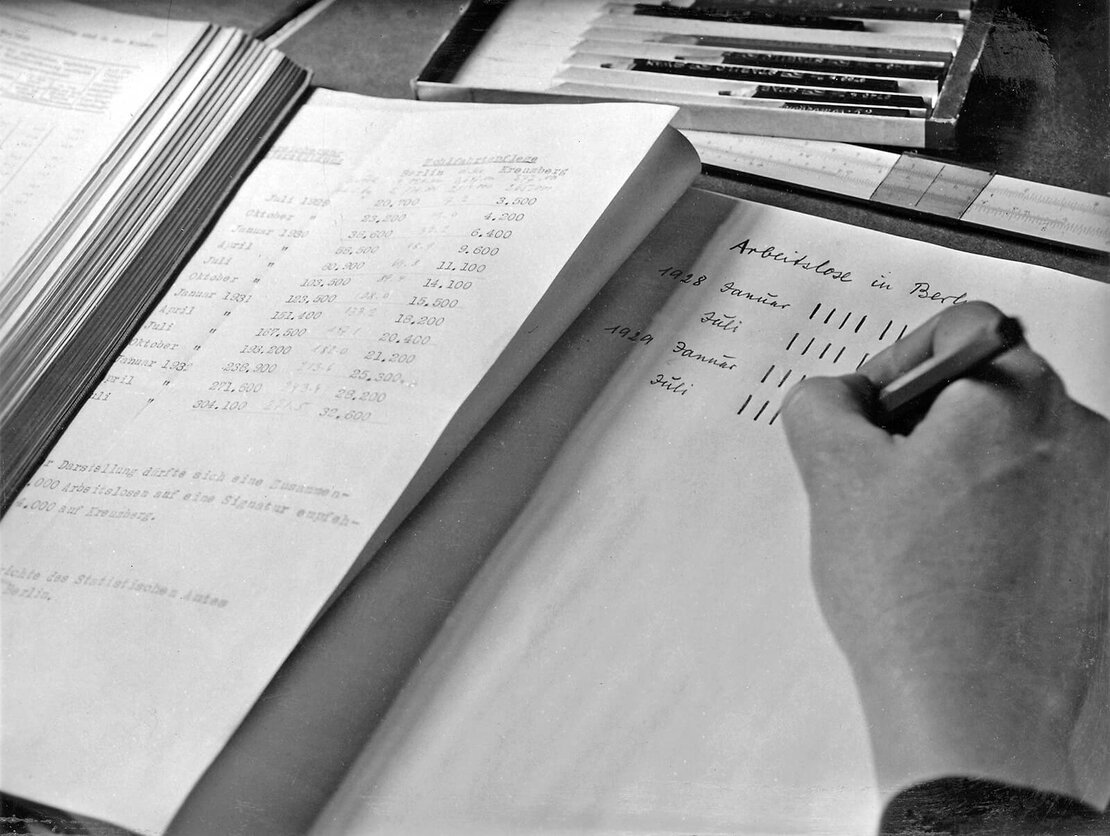 Marie Reidemeister „transformiert“ Statistiken in eine erste grafische Form, ca. 1932, Foto: vermutlich Walter Pfitzner, Otto and Marie Neurath Isotype Collection, University of Reading