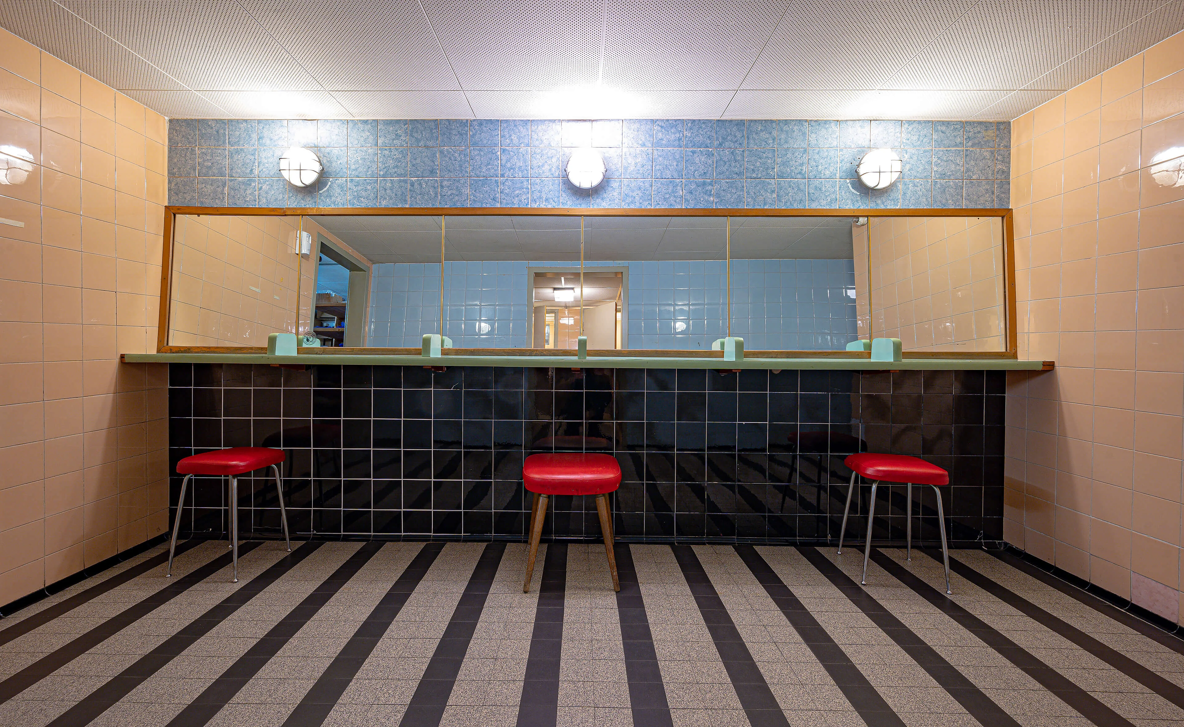 „Make-up-Raum“ in der Damentoilette des Gartenbaukinos, Foto: Jeff Mangione, 2020, APA-Images / Kurier