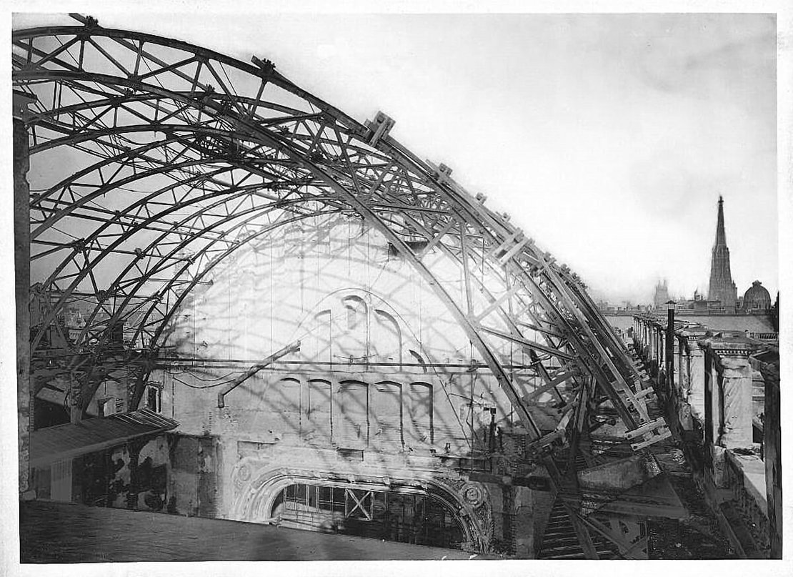 Kurt Gerlach: Das zerstörte Dach der Staatsoper, 1945, Wien Museum 